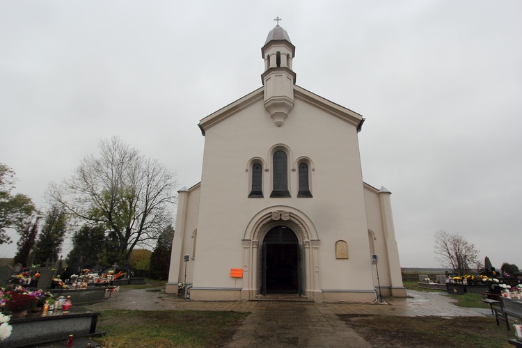 Msza św. w kaplicy grobowej Łubieńskich i Sobańskich