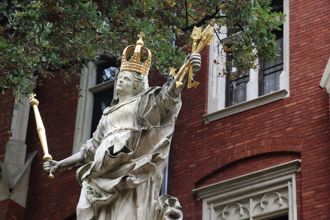 Figura Matki Bożej Łaskawej w Krakowie z nową koroną
