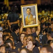 Król Rama IX panował w Tajlandii aż 70 lat, ciesząc się wielkim zaufaniem i popularnością swoich poddanych.