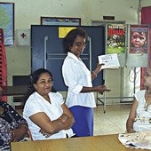 Instruktorki L'Action Familiale uczą mieszkanki Mauritiusa naturalnych metod planowania rodziny.