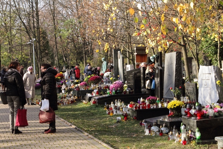 Dzień Zaduszny na cmentarzu Rakowickim