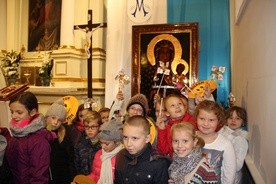 Do Pani Jasnogórskiej garnęły się dzieci ztransparentami i wiatrakami mówiącymi o godności życia ludzkiego
