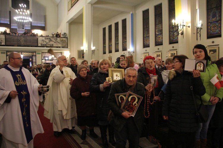 Powitanie ikony MB Częstochowskiej w parafii Miłosierdzia Bożego w Skierniewicach