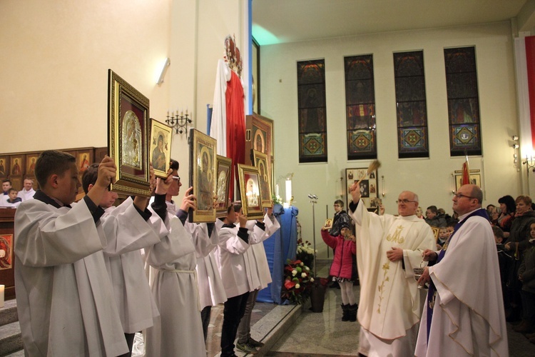 Powitanie ikony MB Częstochowskiej w parafii Miłosierdzia Bożego w Skierniewicach