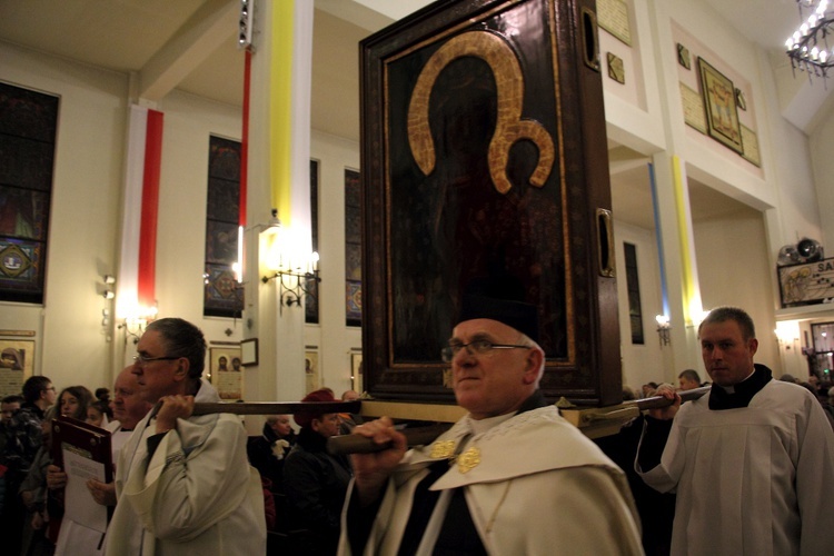 Powitanie ikony MB Częstochowskiej w parafii Miłosierdzia Bożego w Skierniewicach