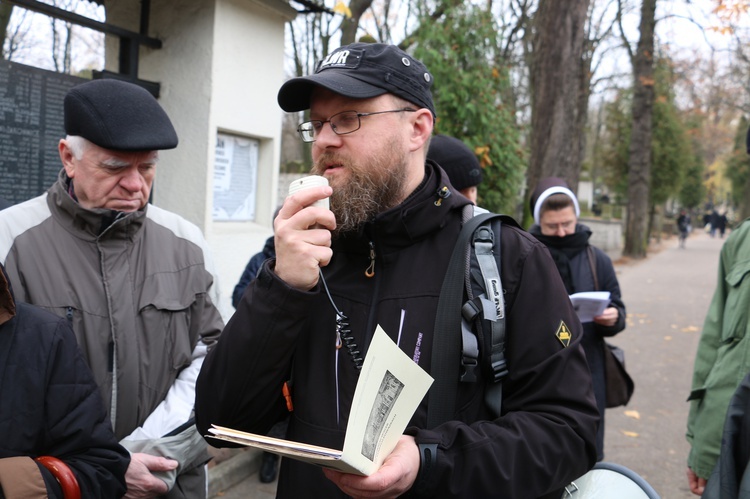 Honoracki spacer po Starych Powązkach