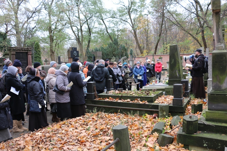 Honoracki spacer po Starych Powązkach