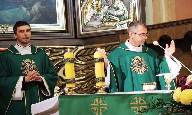 Ks. Tomasz Gorczyński i ks. Łukasz Mieszczak sprawują Eucharystie w niedzielę Jubileuszu Wieźniów