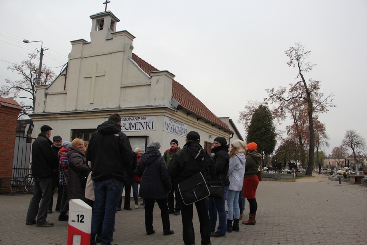 Spacery po łowickich cmentarzach