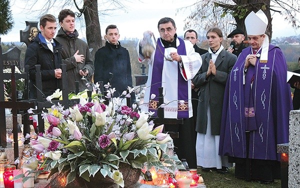 Biskup Roman Pindel i ks. Grzegorz Gruszecki poprowadzili modlitwę na żywieckim cmentarzu.