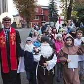 W Bytomiu Odrzańskim Pochód Wszystkich Świętych odbył się po raz pierwszy. – Chcemy dzieciom ułatwić zrozumienie tajemnicy świętych obcowania. Przecież każdy ma swojego świętego patrona, z którym może się identyfikować – wyjaśnia wikariusz ks. Michał Gławdel.