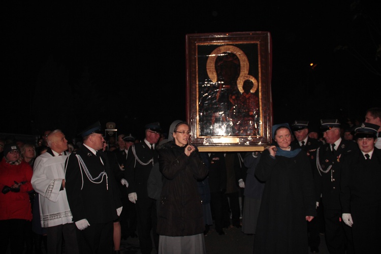 Powitanie ikony MB Częstochowskiej w parafii Niepokalanego Serca NMP w Skierniewicach