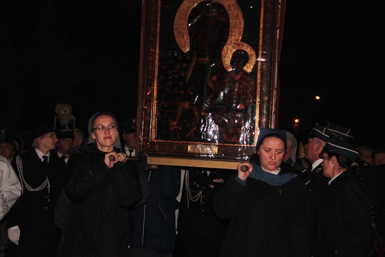 Powitanie ikony MB Częstochowskiej w parafii Niepokalanego Serca NMP w Skierniewicach