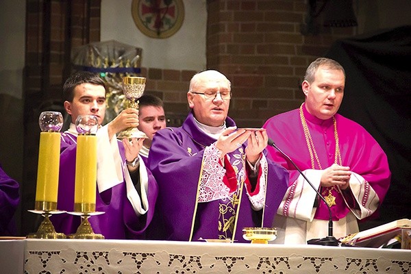 Abp Górzyński zaznaczał, że listopadowy czas refleksji i zadumy pozwala uporządkować nasze myśli o fundamentalnych wartościach.