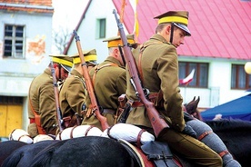 Przebrani w mundury z epoki członkowie grup rekonstrukcyjnych towarzyszą uroczystościom rocznicowym w większości polskich miast. Na zdjęciu: ułani podczas ubiegłorocznych obchodów święta 11 Listopada w Chobieni.