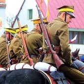 Przebrani w mundury z epoki członkowie grup rekonstrukcyjnych towarzyszą uroczystościom rocznicowym w większości polskich miast. Na zdjęciu: ułani podczas ubiegłorocznych obchodów święta 11 Listopada w Chobieni.