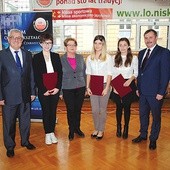 Nagrodzone uczennice wraz z fundatorami stypendiów  oraz dyrektorem niżańskiego LO.