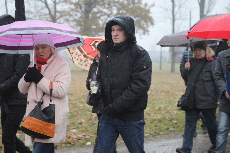 Z krzyżem przez były obóz zagłady Birkenau