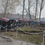 Z krzyżem przez były obóz zagłady Birkenau