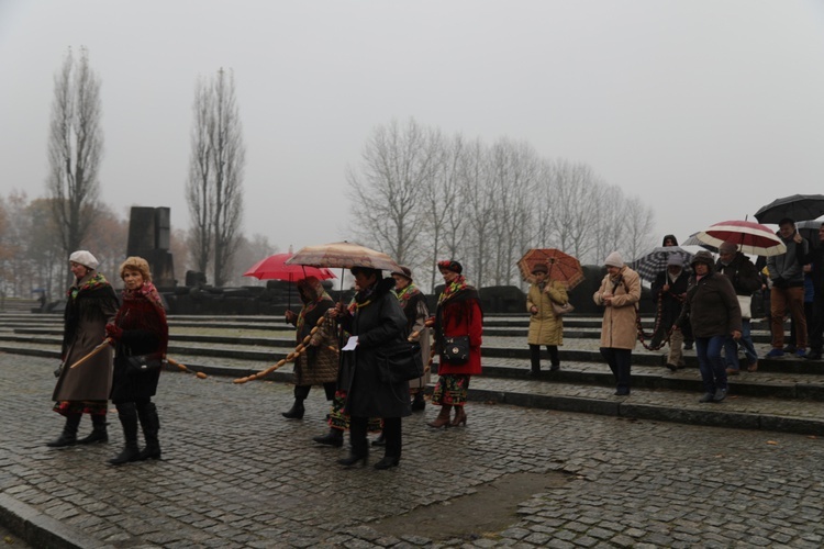 Z krzyżem przez były obóz zagłady Birkenau