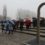 Z krzyżem przez były obóz zagłady Birkenau