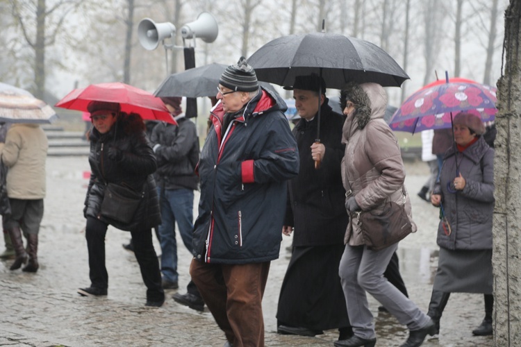 Z krzyżem przez były obóz zagłady Birkenau