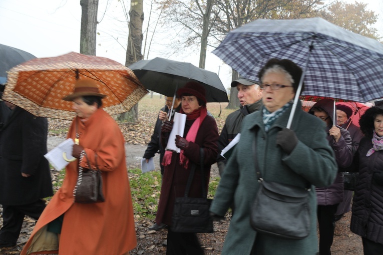 Z krzyżem przez były obóz zagłady Birkenau