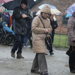 Z krzyżem przez były obóz zagłady Birkenau