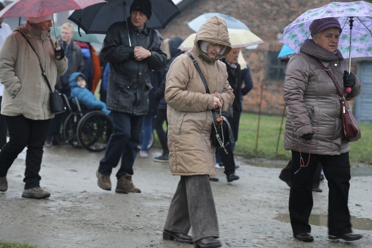 Z krzyżem przez były obóz zagłady Birkenau