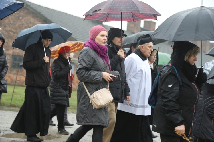 Z krzyżem przez były obóz zagłady Birkenau