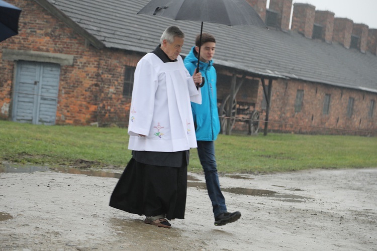 Z krzyżem przez były obóz zagłady Birkenau