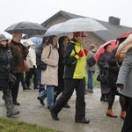 Z krzyżem przez były obóz zagłady Birkenau