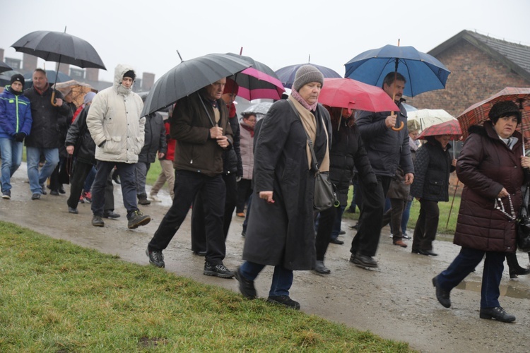 Z krzyżem przez były obóz zagłady Birkenau