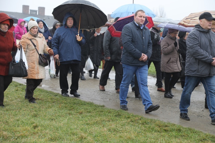 Z krzyżem przez były obóz zagłady Birkenau