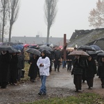 Z krzyżem przez były obóz zagłady Birkenau