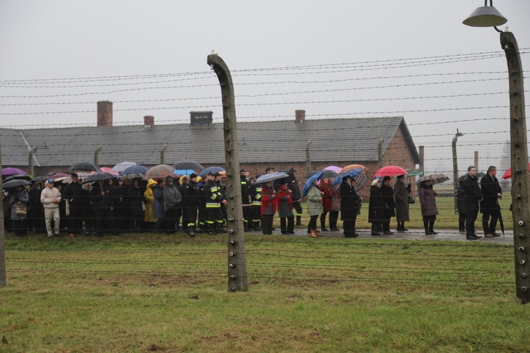 Z krzyżem przez były obóz zagłady Birkenau