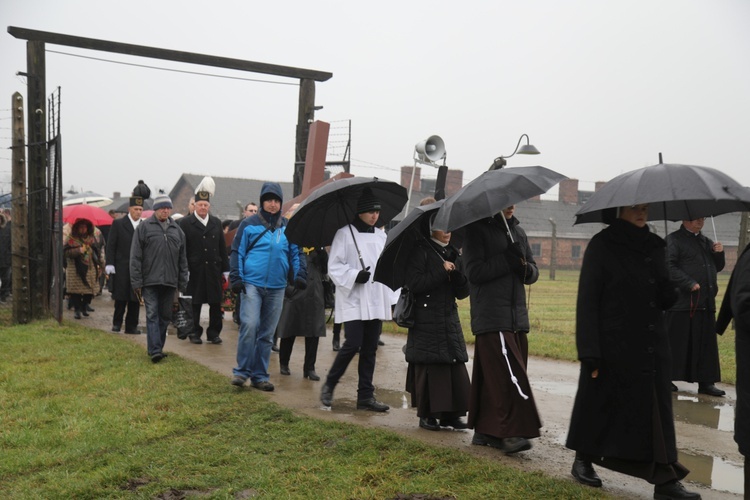 Z krzyżem przez były obóz zagłady Birkenau