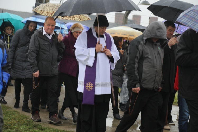 Z krzyżem przez były obóz zagłady Birkenau