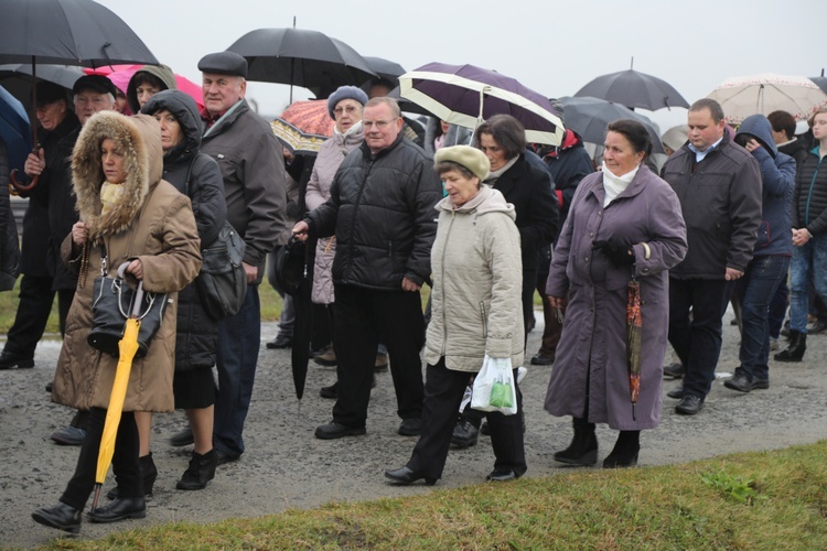 Z krzyżem przez były obóz zagłady Birkenau