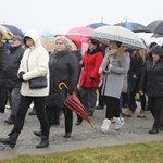 Z krzyżem przez były obóz zagłady Birkenau