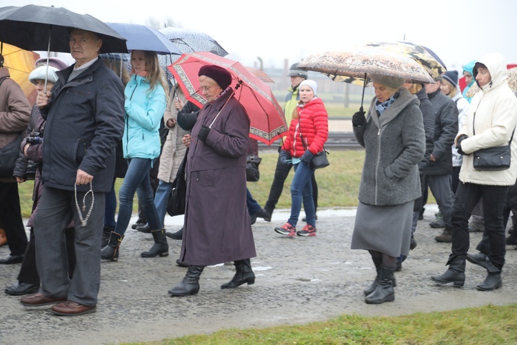 Z krzyżem przez były obóz zagłady Birkenau