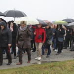 Z krzyżem przez były obóz zagłady Birkenau