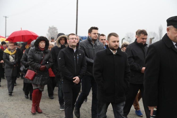 Z krzyżem przez były obóz zagłady Birkenau