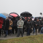 Z krzyżem przez były obóz zagłady Birkenau