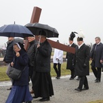 Z krzyżem przez były obóz zagłady Birkenau