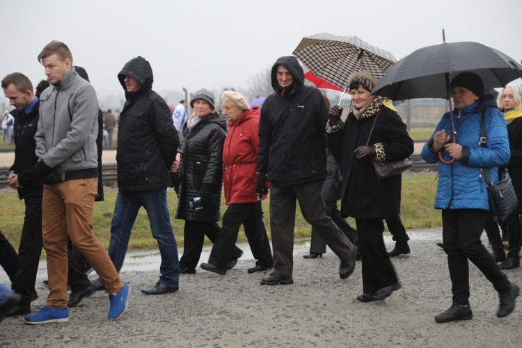 Z krzyżem przez były obóz zagłady Birkenau