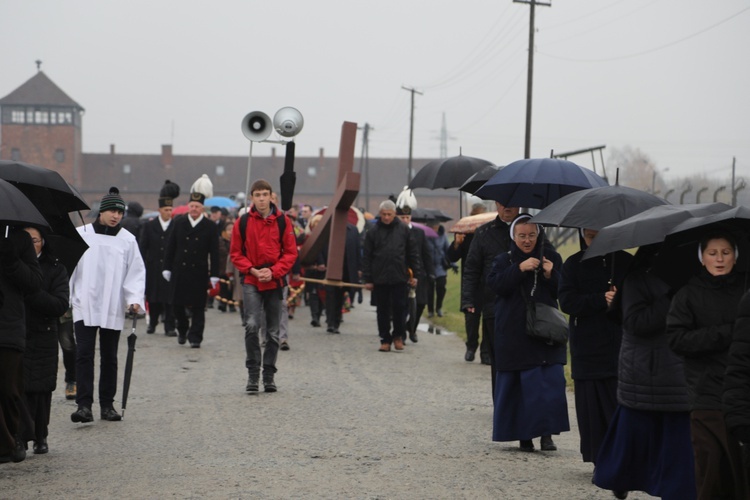 Z krzyżem przez były obóz zagłady Birkenau