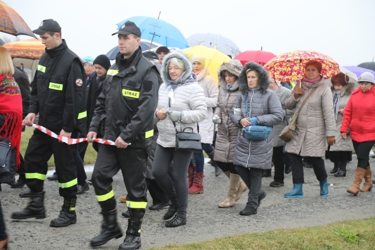 Z krzyżem przez były obóz zagłady Birkenau