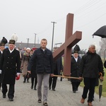 Z krzyżem przez były obóz zagłady Birkenau