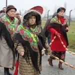 Z krzyżem przez były obóz zagłady Birkenau